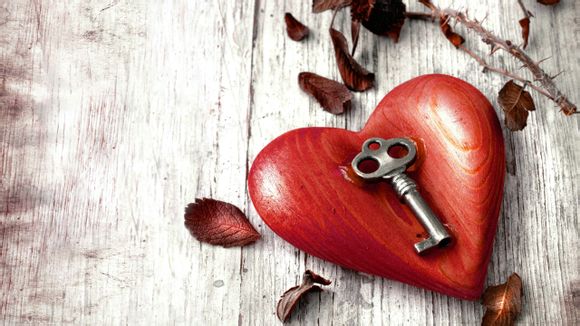  湖水碧绿是成语吗